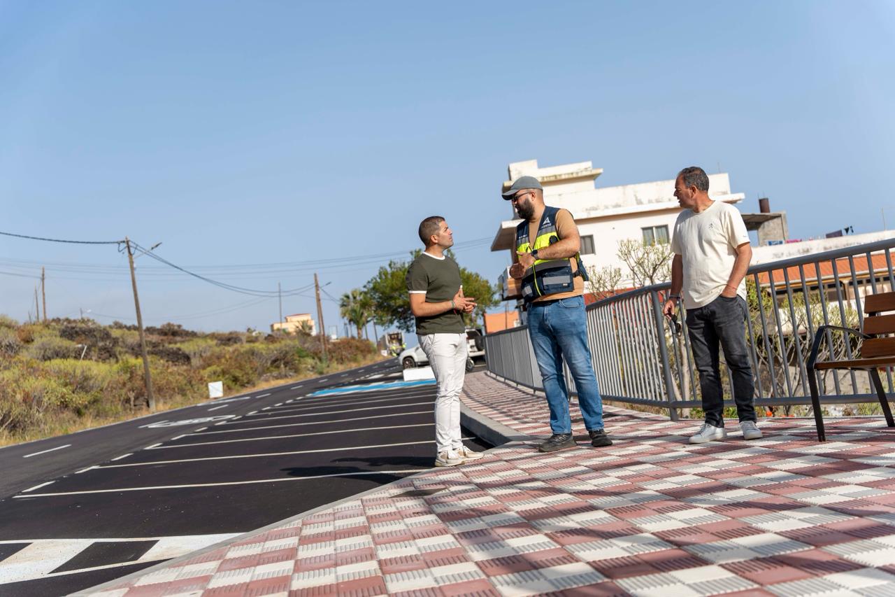 El Ayuntamiento de La Frontera recibe las obras de la nueva acera de Artero, que completa un eje peatonal mas seguro y accesible